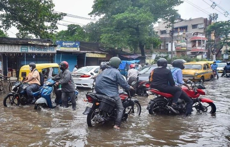 Alert in Bengal: बंगाल में भारी बारिश, जलमग्‍न हुईं सड़कें, 3 दिन का अलर्ट - Mansoon, heavy rains in Bengal,