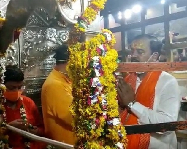 UP : मिर्जापुर : डिप्टी सीएम केशव प्रसाद मौर्य पहुंचे देवी मां के चरणों में, त्रिकोण धाम में की पूजा-अर्चना - Deputy CM Keshav Prasad Maurya reached at the feet of Mother Goddess