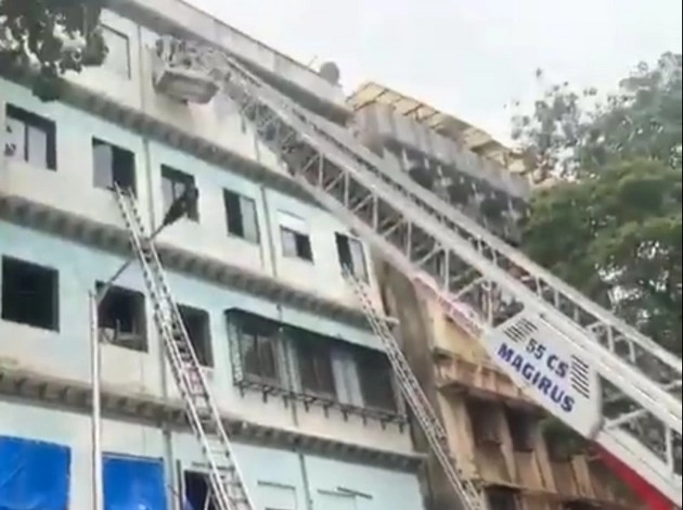 मुंबई में बिल्डिंग का हिस्सा गिरा, बाल-बाल बचे 40 लोग - A portion of building collapsed in Mumbai