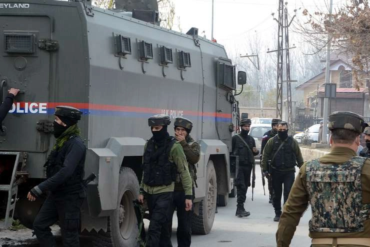 जम्मू-कश्मीर में पुलिस ने किया ‘स्लीपर सेल मॉड्यूल’ का भंडाफोड़, आतंकियों के 5 सहयोगी गिरफ्तार