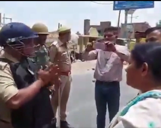इटावा में भाजपा कार्यकर्ताओं ने जड़ा थप्पड़, SP सिटी ने जोड़े हाथ, सोशल मीडिया पर वीडियो वायरल - BJP worker slapped Itawa SP in block pramukh election