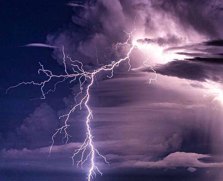 क्यों गिरती है आसमानी बिजली? जानिए बचने के लिए क्या करें | Lightning