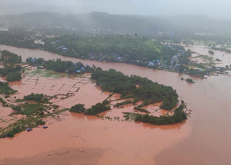 बाढ़ का तांडव : महाराष्ट्र में 149 लोगों की मौत, 100 से ज्यादा लापता, गुजरात में 12 घंटे में 100 मिमी से अधिक बारिश - floods in Maharashtra and gujrat