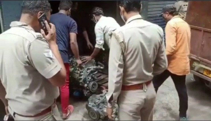 उत्तर भारत का सबसे बड़ा वाहन कमेला सोतीगंज बाजार, पुलिस की नकेल से कबाड़ियों में हड़कंप - Police raid in North India's largest vehicle Kamela