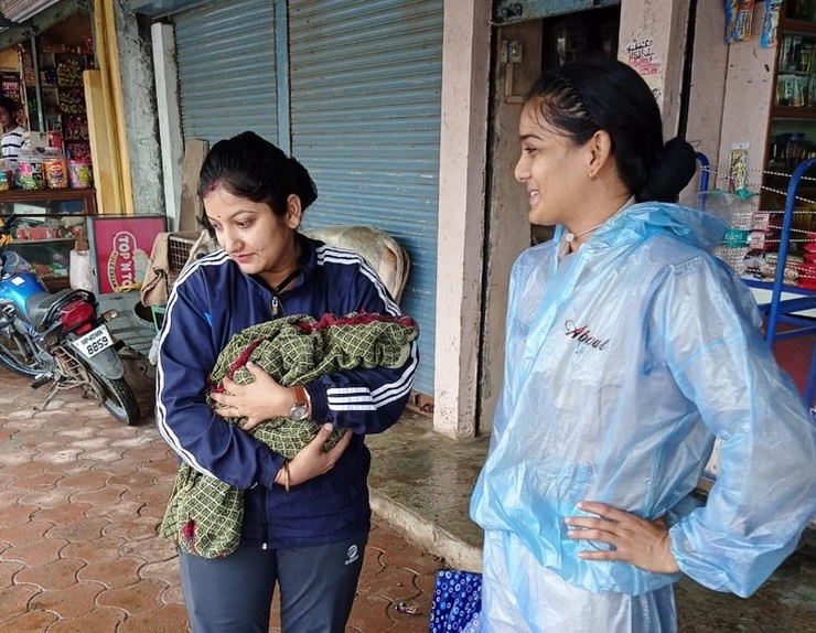 महिला SI और आरक्षक ने बाढ़ के पानी में फंसी गर्भवती महिला की ऑटो में डिलीवरी कराकर पेश की मिशाल - Woman SI and constable helped pregnant woman trapped in flood