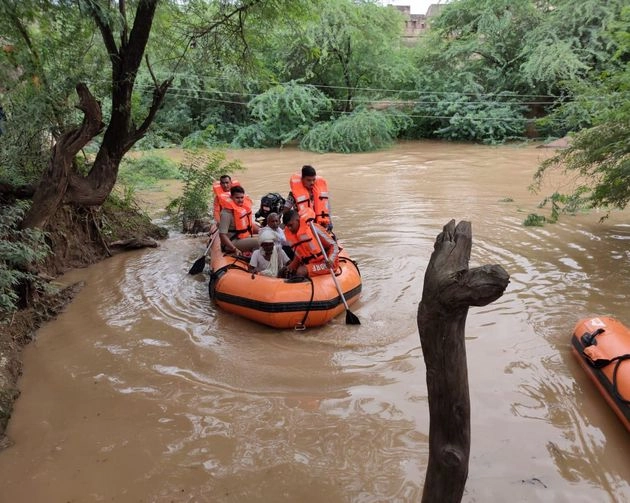 मध्यप्रदेश के अशोकनगर में बाढ़ का कहर, 6 गांवों में फंसे 50 से ज्यादा लोग - Madhya Pradesh Flood : rescue operation of 50 people in 6 villages
