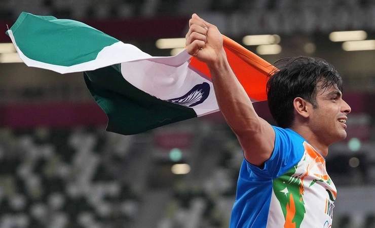नीरज नदीम की दोस्ती, 35 CM पीछे रहे पाक प्रतिद्वंद्वी को भारतीय ध्वज के साथ किया खड़ा (Video) - Neeraj Chopra wins heart by covering Pakistani couterpart Arshad Nadeem with Indian Flag
