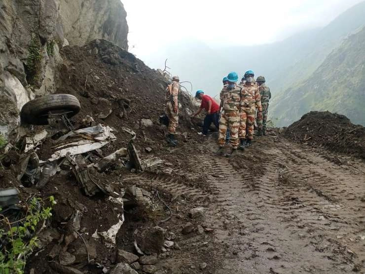 Kinnaur Landslide : 11 लोगों की मौत, मलबे में फंसी जिंदगियों को बचाते Himveers, देखें Photos - Photos :  landslide in Reckong Peo-Shimla Highway in Kinnaur HP ITBP conducting the rescue operations