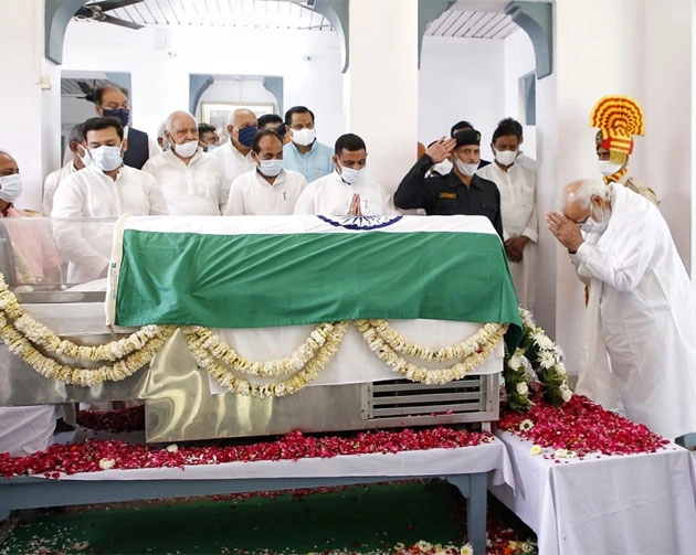 पीएम मोदी ने किए कल्याण सिंह के अंतिम दर्शन, इस तरह किया याद... (देखिए फोटो) - PM Modi remembers Kalyan Singh