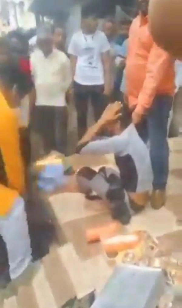 इंदौर में मॉब लिंचिंग की कोशिश,चूड़ी बेचने वाले युवक की भीड़ ने की पिटाई, गुस्साए लोगों ने थाने को घेरा