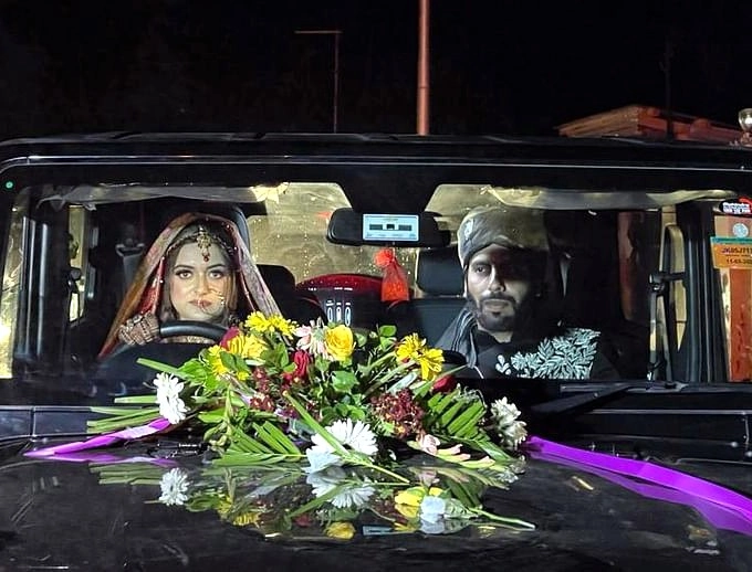 Viral video : न विदाई के आंसू थे, न चेहरे पर गम, थार चलाते हुए दूल्हे को मंडप से ले गई कश्मीरी दुल्हन... - Newlywed Kashmiri bride drives to in-laws house in viral video. Watch