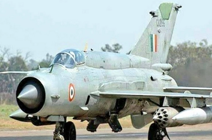 वायुसेना का MiG-21 विमान क्रैश, पायलट सुरक्षित - IAFs MiG 21 Bison fighter aircraft crashed today in Barmer
