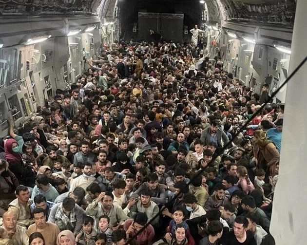 अफगानिस्तान से लौटे विमान में बच्ची का जन्म, परेशान यात्रियों के चेहरों पर दिखी मुस्कान - Afghan refugee gives birth on flight