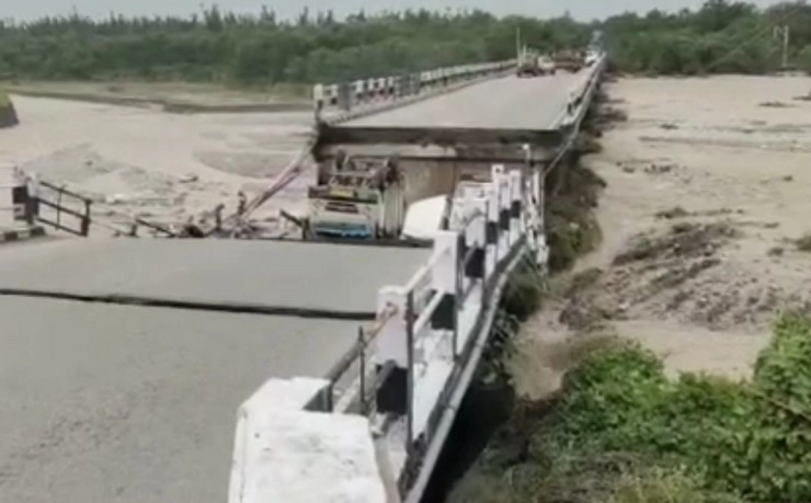 Gujarat Bridge Collapsed : गुजरात में फिर टूटा पुल, ट्रक समेत कई गाड़ियां नदी में गिरीं, 4 घायल - many people drowned in the river due to bridge collapse in surendranagar vastadi