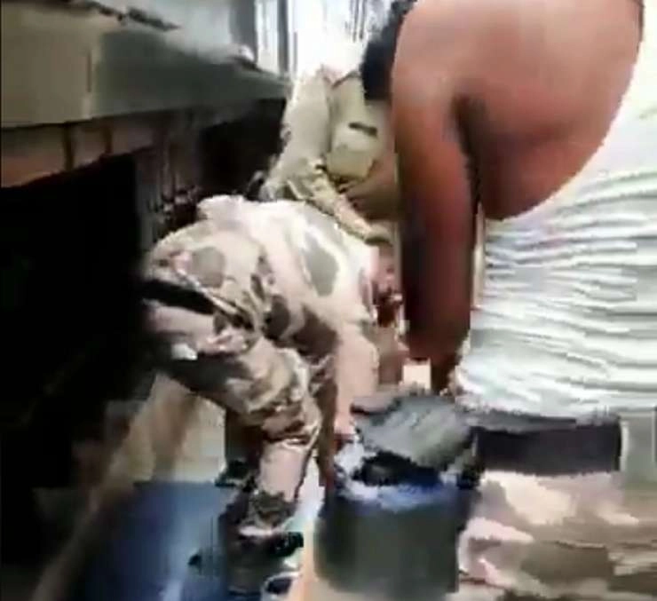 Video : मेट्रो ट्रेन के नीचे आई लड़की के फटे कपड़े, CISF जवान ने अपनी वर्दी पहनाकर बचाया सम्मान