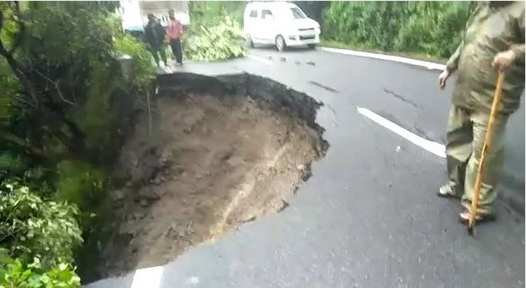 Uttarakhand में बारिश से हाहाकार, नैनीताल-हल्द्वानी हाइवे में भू-स्खलन से ट्रैफिक रुका, मौसम विभाग ने जारी किया Yellow Alert - landslides and rain in Uttarakhand
