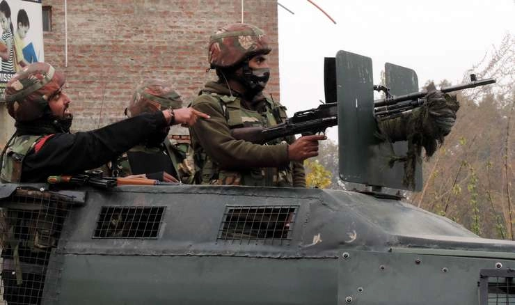 कश्मीर उबाल पर, पुलिसवालों की छुट्टियां रद्द, तेज होती हिंसा के बीच अतिरिक्त जवानों की तैनाती भी - Additional troops will be deployed in Kashmir