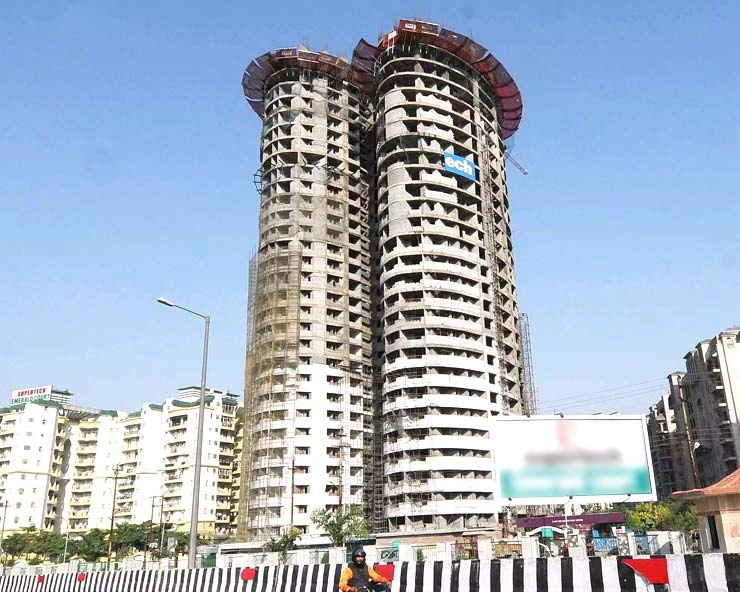 Twin Towers : टि्वन टॉवर गिराए जाने से पहले मकान खाली करने में जुटे आसपास के लोग - Nearby people engaged in vacating the house before the demolition of the twin tower