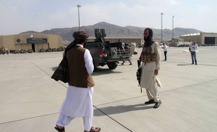 तालिबान का काबुल: 'हाथ में हथियार लिए हरेक शख़्स को लगता है, वही बादशाह है'- ग्राउंड रिपोर्ट - taliban in Kabul