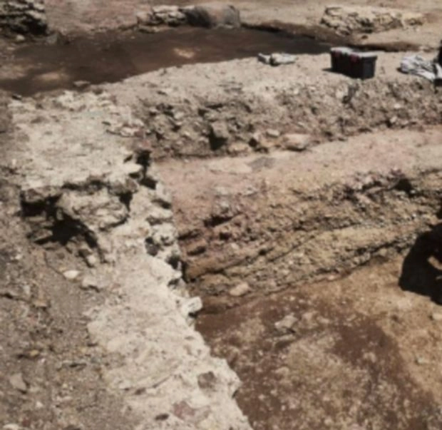 मिली खोई हुई कैपिटल सिटी, मिली रहस्यमयी चीजें - Archaeology : Bronze Age hillfort filled with treasure unearthed in France may be lost capital city