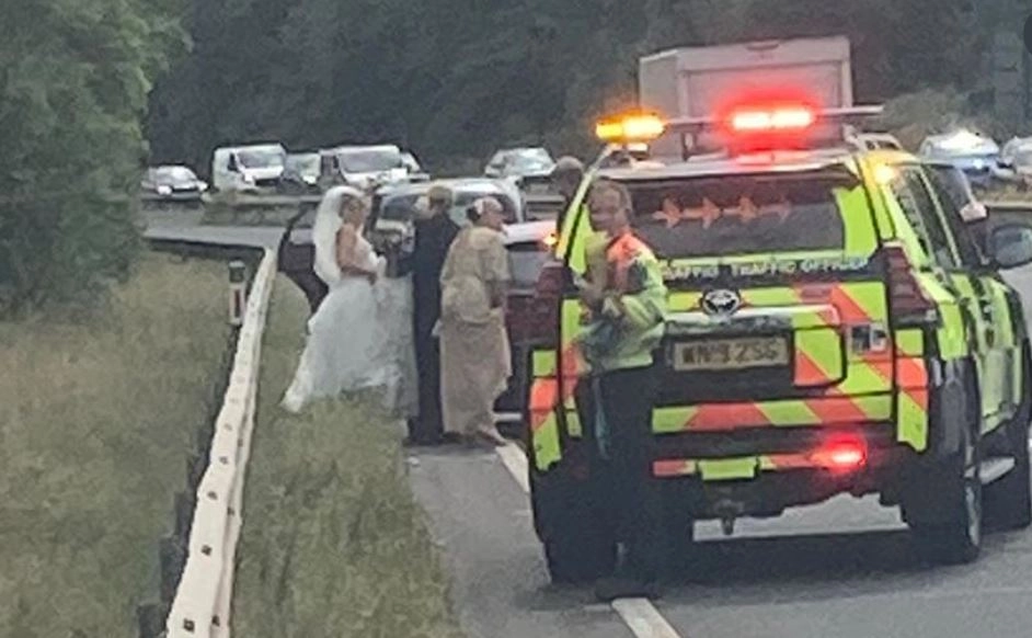 दुल्हन की गाड़ी ख़राब हुई तो रोने लगी, पुलिसवाले ने लिफ्ट देकर समय पर करवाई शादी - Bride, Lydia Fletcher, Travel, Train, policeman helps bride