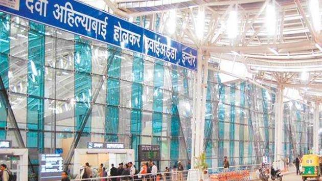 इंदौर से दुबई जाने वाली फ्लाइट में यात्री निकला कोरोना पॉजिटिव | Indore Airport