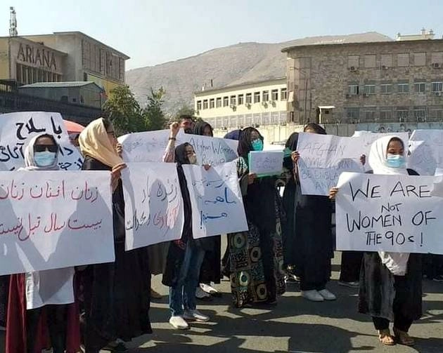 महिलाओं के प्रदर्शन से घबराया तालिबान, सरकार में शामिल करने का वादा... - Taliban promise to women protester