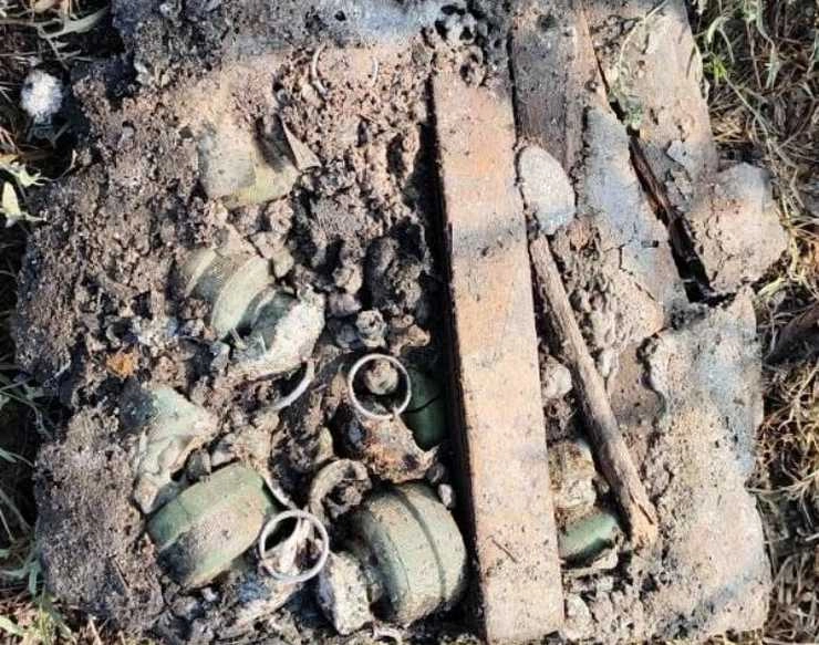 Jammu and Kashmir : श्रीनगर में CRPF ने नाकाम की आतंकी साजिश, हाईवे पर रेत की बोरी में मिले 6 चीनी हथगोले