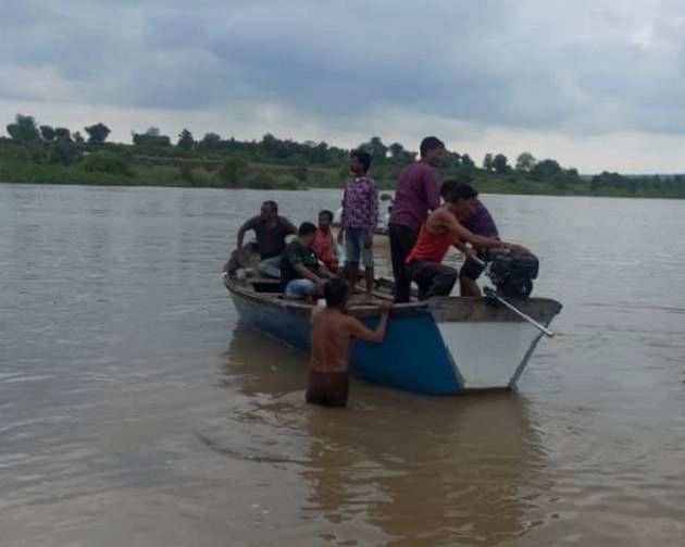 नदीत बोट उलटल्याने 20 जणांचा बुडून मृत्यू, 6 महिला आणि मुले अद्याप बेपत्ता