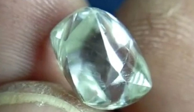 पन्ना जिले में 4 मजदूरों की चमकी किस्मत, मिला 8.22 कैरेट का हीरा, 40 लाख रुपए तक हो सकती है कीमत
