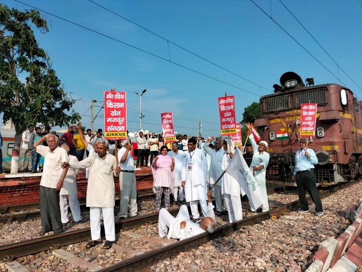 भारत बंद से दिल्ली-मेरठ एक्सप्रेसवे जाम, ट्रेनें भी थमीं, केरल में सड़कें सुनसान, तस्वीरों में देखें बंद का असर - Bharat Bandh photos