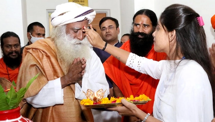 मॉडर्न बाइक से हेलमेट लगाए हरिद्वार के पतंजलि पहुंचे सद्गुरु जग्गी वासुदेव - Jaggi Vasudev, the founder of Isha Foundation, reached Haridwar, Patanjali