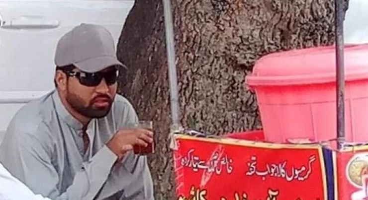 भारत के ओपनर रोहित शर्मा क्या पाकिस्तान में पी रहे हैं शर्बत? ट्विटर पर हुआ यह फोटो वायरल - Rohit Sharmas lookalike spotted at Rawalpindi