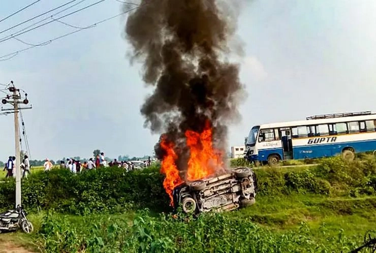 लखीमपुर खीरी में बवाल : अब तक 8 लोगों ने गंवाई जान, राकेश टिकैत बोले- किसानों पर गाड़ी चलाना सरकार का प्रीप्लान - Rakesh Tikait uttar pradesh lakhimpur kheri car driver allegedly ran over car on farmers clash starts