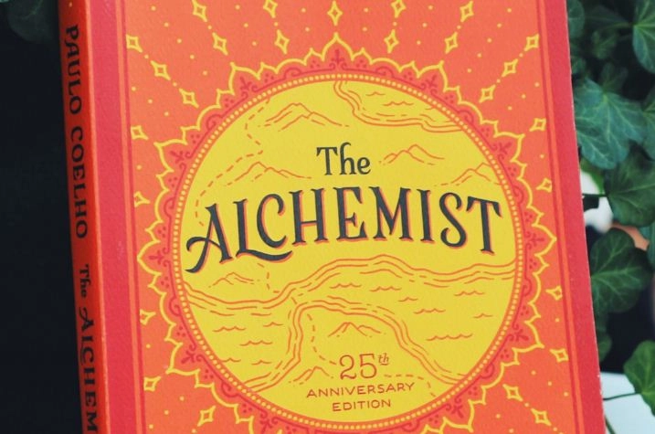 The Alchemist: वो किताब जो ‘सपनों’ को हासिल करने की यात्रा को इतना मजेदार बना देगी कि ‘मंजिल’ याद नहीं रहेगी
