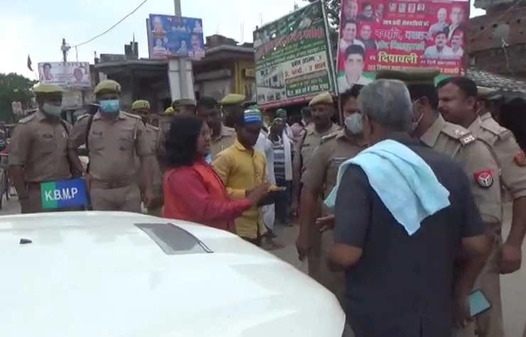 Savitribai Phule | लखीमपुर में पूर्व सांसद से पुलिस ने की अभद्रता, जबरन बाल घसीटते हुए जीप में बिठाया