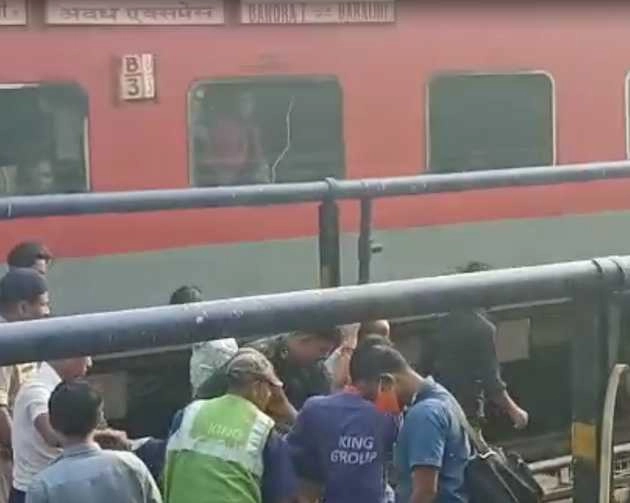 avadh express | ट्रेन पर चढ़ते हुए महिला गिरी, सीसीटीवी में कैद हुआ हादसा