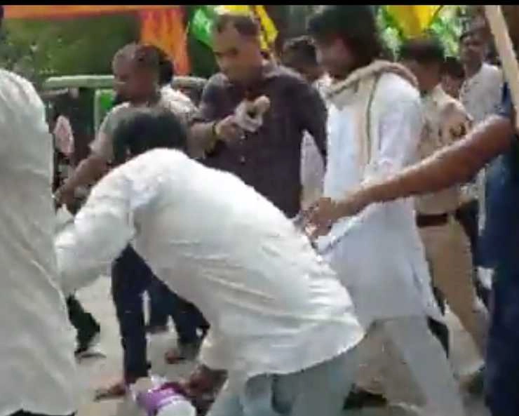 Tej Pratap Yadav | लालू के लाड़ले के पैरों में पड़े छाले, धूप का तेज सह नहीं सके तेजप्रताप, समर्थकों ने सड़क पर बहाया मिनरल वॉटर