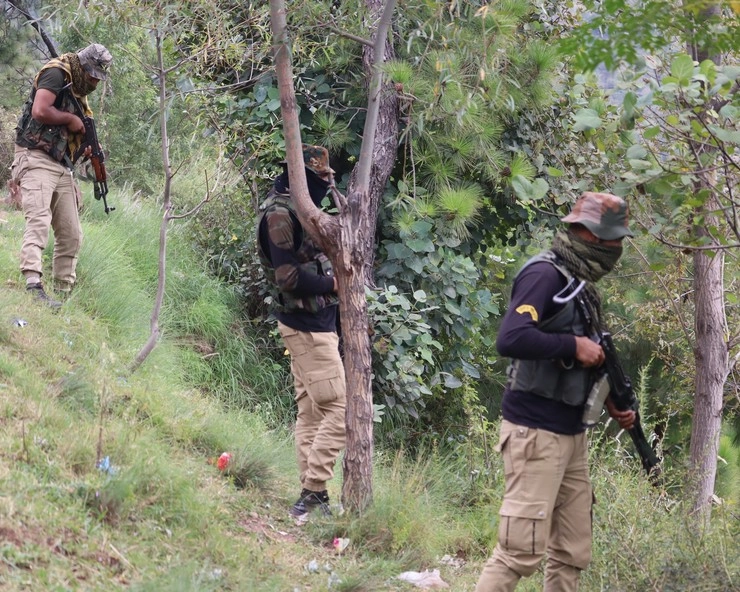 जम्मू-कश्मीर में आतंकी ठिकाने का भंडाफोड़, भारी मात्रा में हथियार और गोला-बारूद बरामद