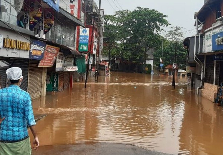 केरल में छोटे बादल फटने की घटनाओं के कारण अचानक बाढ़ आई और भूस्खलन हुआ