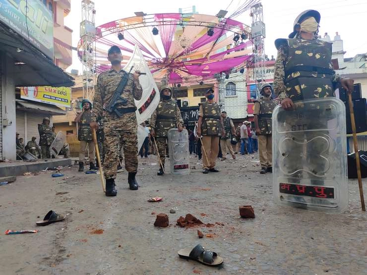 जबलपुर में ईद ए मिलादुन्नबी के जुलूस के दौरान झड़प, उपद्रवियों ने पुलिस पर फेंके पटाखे और पत्थर - Clashes during Eid-e-Miladunnabi procession in Jabalpur