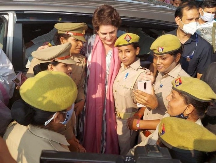 फिर हिरासत में प्रियंका गांधी, महिला पुलिसकर्मियों में लगी सेल्फी लेने की होड़ - Priyanka Gandhi Detained