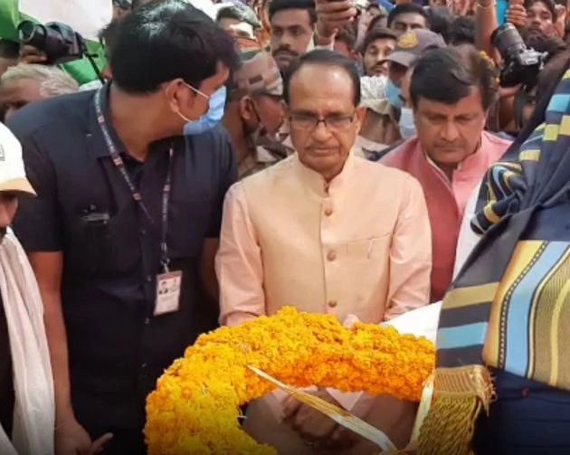 सीएम शिवराज ने दी शहीद कर्णवीर को श्रद्धांजलि, किए बड़े ऐलान - CM Shivraj tributes Martyr Karnveer singh