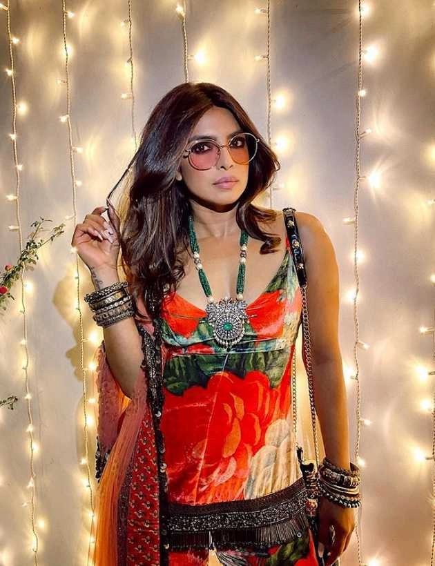 दिवाली पार्टी में प्रियंका चोपड़ा का रेट्रो लुक, सोशल मीडिया पर छाई तस्वीरें - priyanka chopra retro look diwali celebration photos goes viral