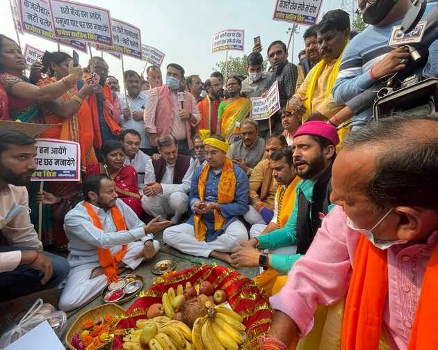 यमुना किनारे छठ पूजा पर रोक, भाजपा सांसद ने किया DDMA के दिशानिर्देशों का उल्लंघन - BJP MP Parvesh Verma celebrates Chhath at Yamuna bank in delhi