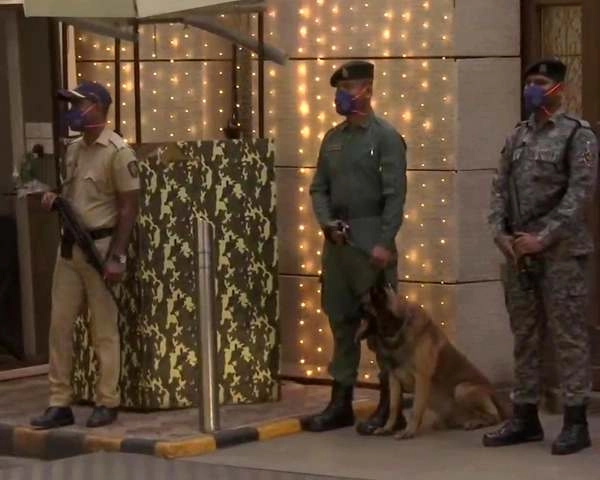 मुंबई में 2 संदिग्धों ने पूछा अंबानी के एंटीलिया का पता, सुरक्षा बढ़ाई - Security beefed up at Mukesh Ambani's residence Antilia