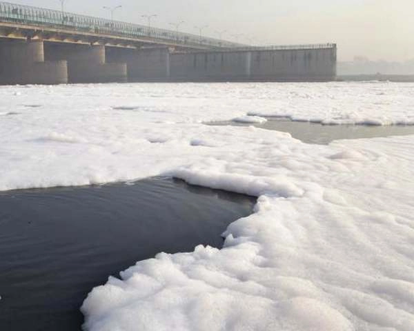 छठ पूजा से पहले यमुना में दिखे सफेद झाग, गरमाई दिल्ली की राजनीति - white foam in yamuna river