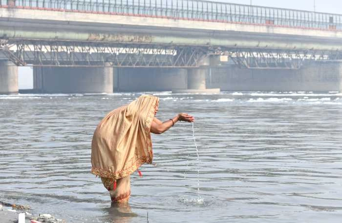 दिल्ली में प्रदूषण की मार, यमुना तट पर नहीं होगी छठ पूजा - chhathha puja on yamuna river, delhi highcourt reject petition