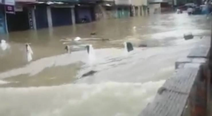 TamilNadu Rains : चेन्नई में सड़कें बनीं दरिया, 6 जिलों में भारी बारिश का अलर्ट जारी, देखें भयावह मंजर की तस्वीरें - Chennai rain Updates : supply snapped in more than 65,000 houses