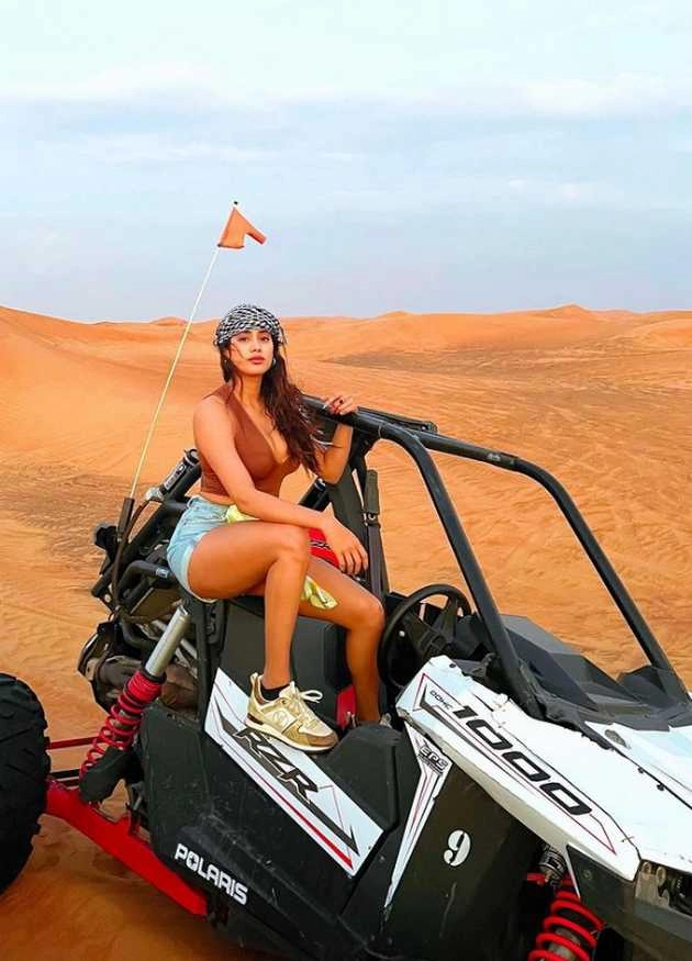 जाह्नवी और खुशी कपूर ने रेगिस्तान में लगाया हॉटनेस का तड़का, दुबई में एंजॉय कर रहीं वेकेशन - janhvi kapoor and khushi kapoor enjoying vacation in dessert photos viral